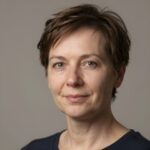Портрет уверенного бизнесмена компании Автоград на нейтральном фоне для раздела выкупа автомобилей